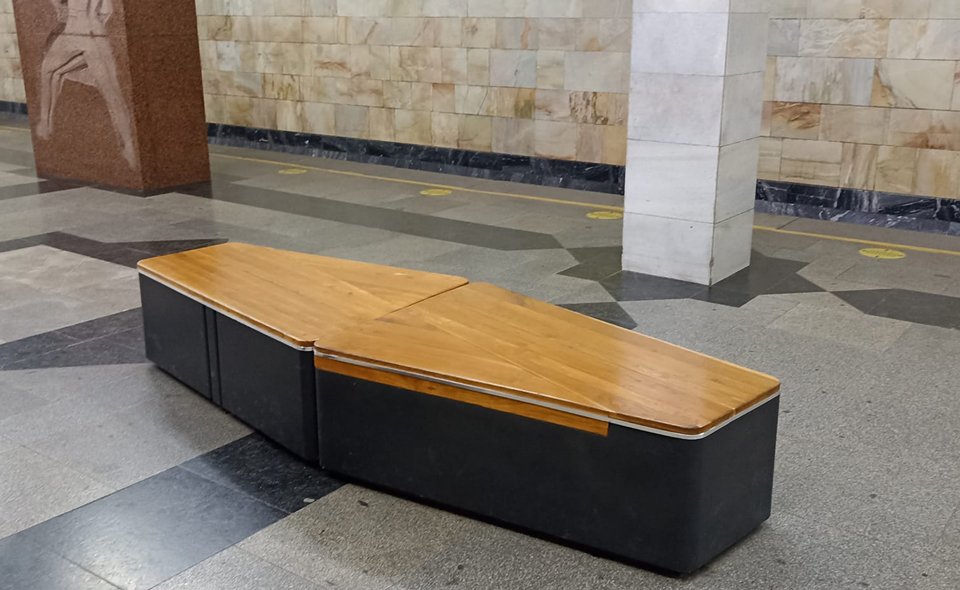 Новые "гробовые" скамейки на станции метро "Алмазар" стали хитом в соцсетях 