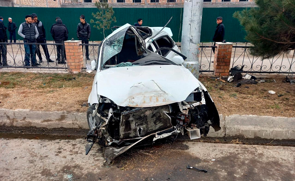 В Намангане подросток взял покататься авто родителей и врезался в столб. Он скончался на месте происшествия 