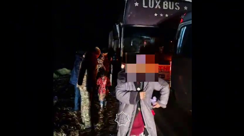 В Казахстане спасатели эвакуировали 36 граждан Узбекистана из застрявшего на морозе автобуса. Видео