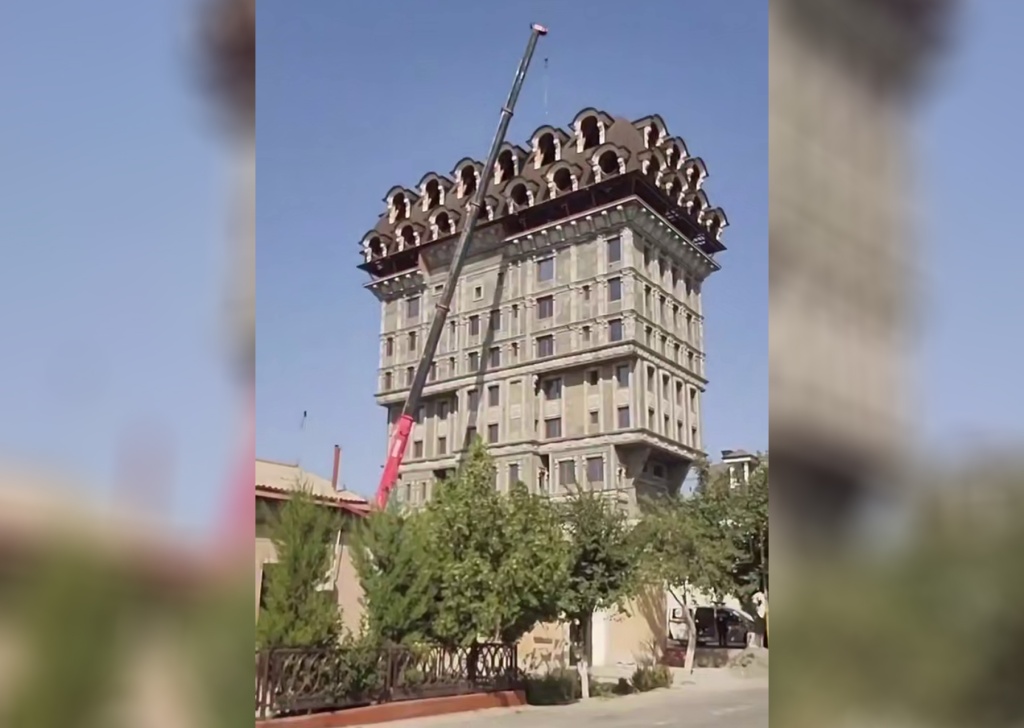 В Самарканде начали снос "дома-монстра". Его владелец просит президента остановить демонтаж. Видео