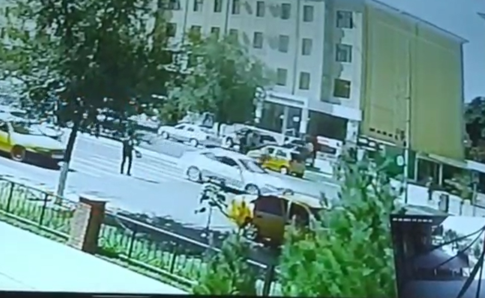 В Карши водитель на скорости сбил человека на пешеходном переходе. Видео  