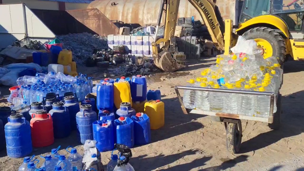 В Нукусе уничтожено около 8 тонн нелегального алкоголя и этилового спирта. Видео