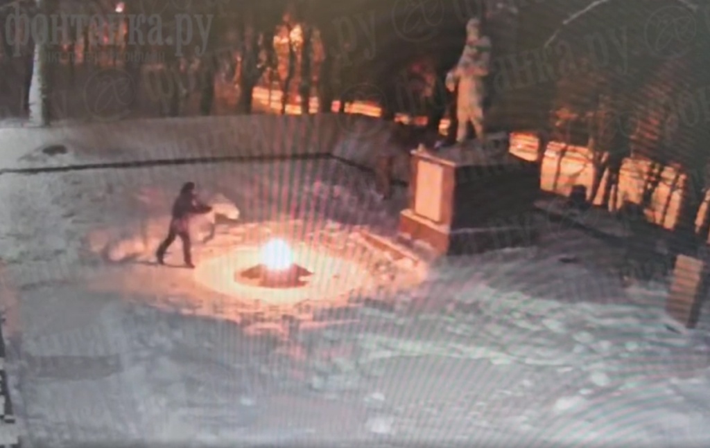 Семьи подростков, потушивших "Вечный огонь", могут депортировать из России