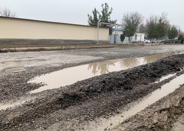 Пыль, грязь и лужи – Когда власти обратят внимание на "убитую" дорогу между двумя государственными университетами в Ташкенте. Видео 