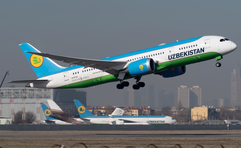 В московском аэропорту "рукав" протаранил самолет Uzbekistan Airways и повредил двигатель – СМИ