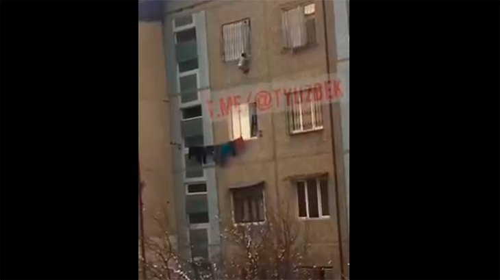 В Ташкенте трехлетний ребенок выпал из окна пятого этажа. Видео