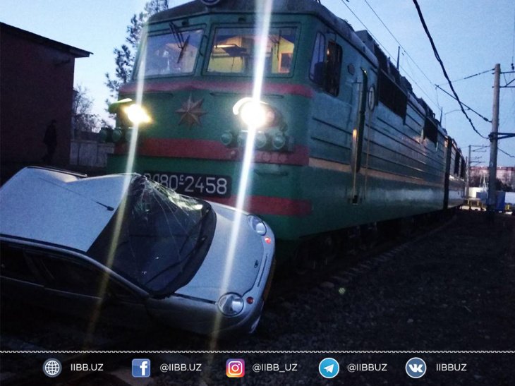 В Ташкенте "Матиз" столкнулся с поездом 