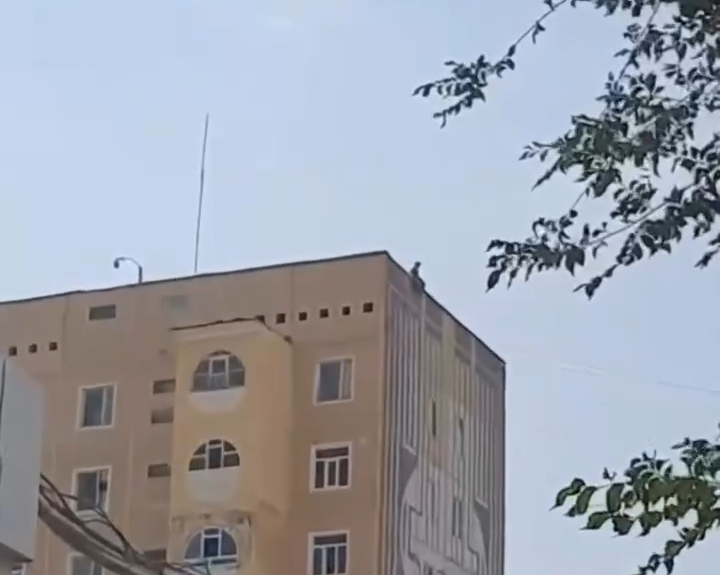 В Ургенче женщина пыталась спрыгнуть с девятого этажа. Видео