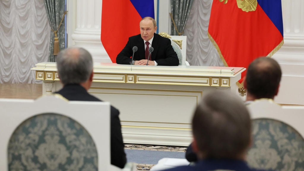 Путин провел в Кремле совещание по итогам встречи с Трампом