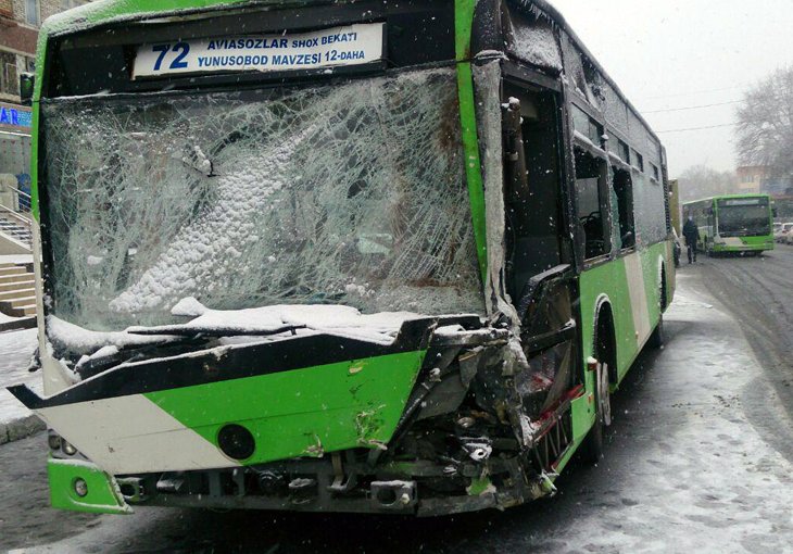 Коллапс на дорогах Ташкента: машина инкассаторов столкнулась с пассажирским автобусом (фото)