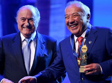 Президент Федерации футбола Узбекистана получил орден ФИФА