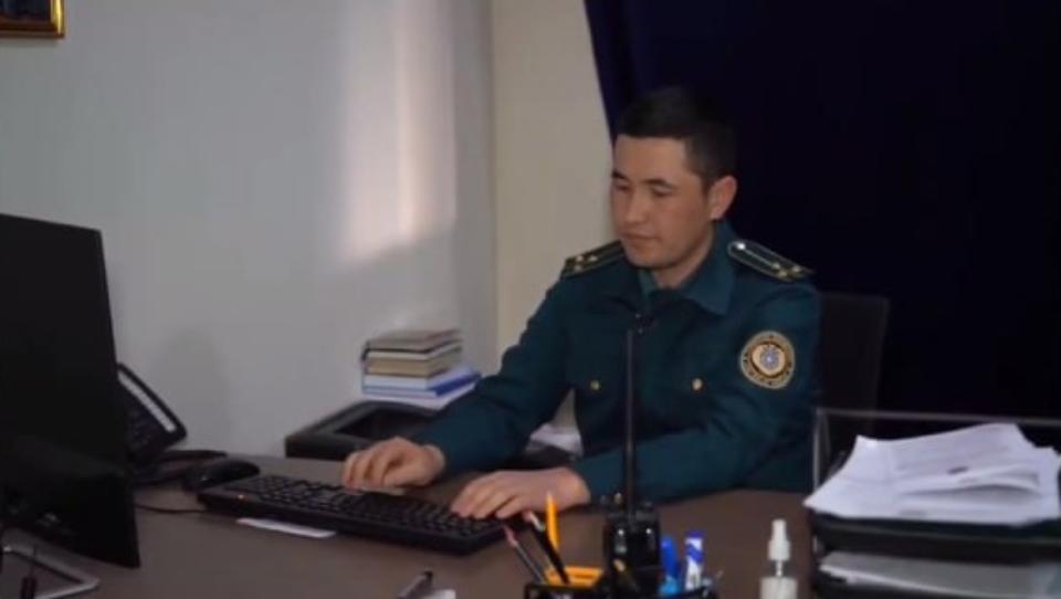 Инспектор УВД в Самаркандской области стал героем соцсетей, вернув найденные 8 тысяч долларов и 50 миллионов сумов 