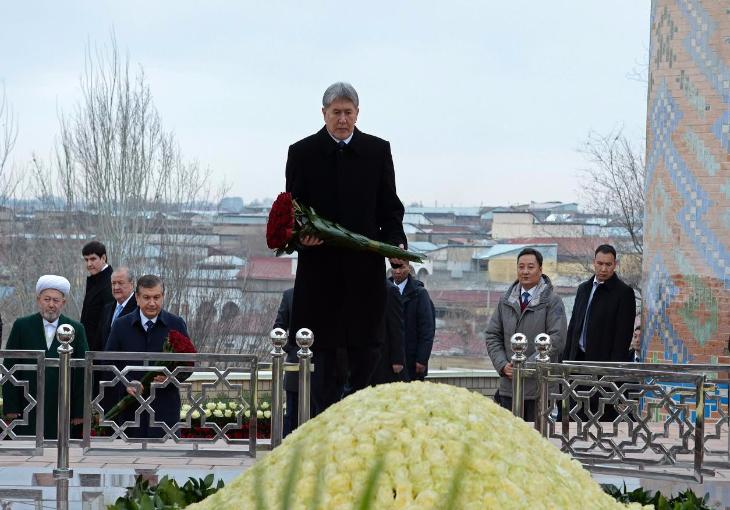 Алмазбек Атамбаев возложил цветы к могиле Ислама Каримова 