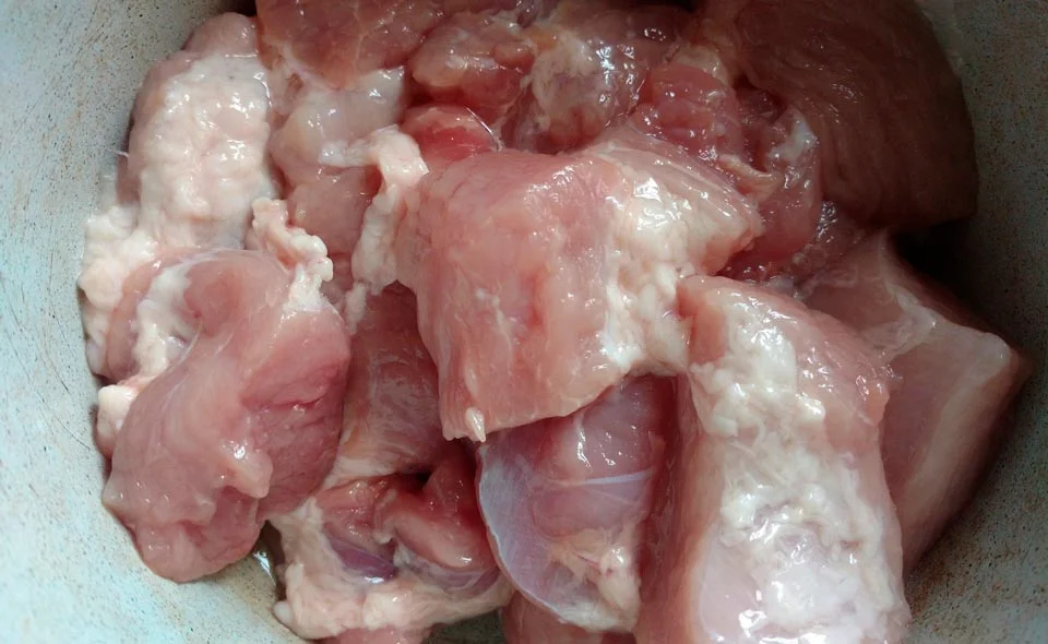 В Намангане изъяли 200 кг странного мяса, предназначенного для приготовления самсы. Это были внутренние органы и копыта животных 