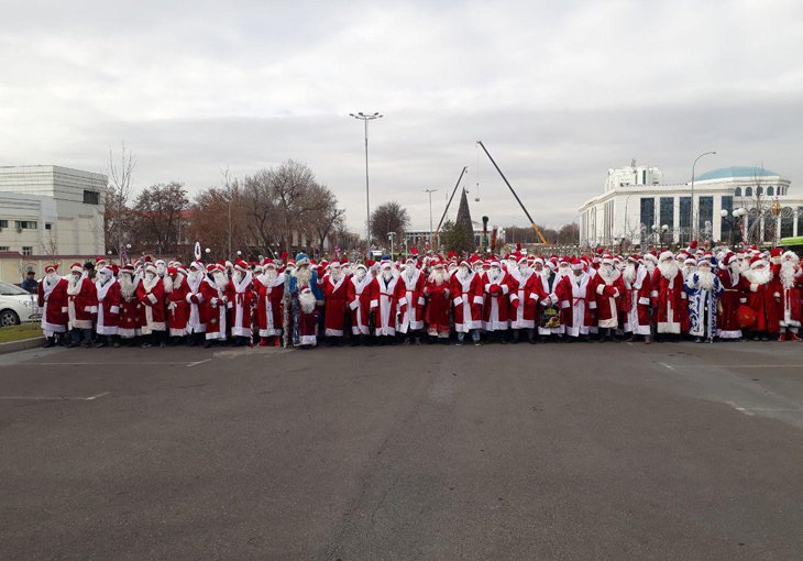 По центральным улицам Ташкента прошли 505 Дедов Морозов. Фото и видео