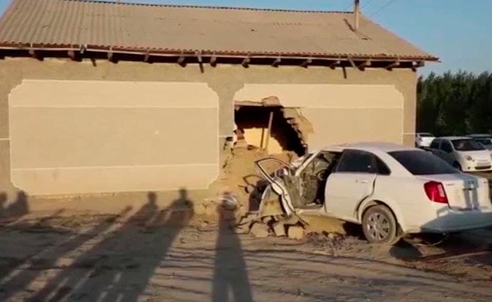 В Самаркандской области Lacetti на большой скорости врезался в стену дома. Два человека погибли