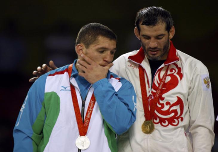 Олимпийскую медаль Сослана Тигиева передали белорусскому борцу  