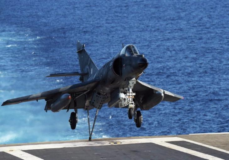 Палубная авиация «Шарль де Голля» нанесла первые удары по позициям ИГ