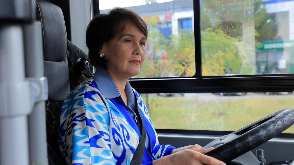 Минтранс Узбекистана пригласил женщин бесплатно научиться управлять автобусами 