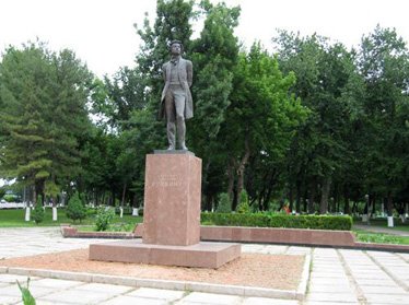 В Ташкенте возложили цветы к памятнику Пушкину 