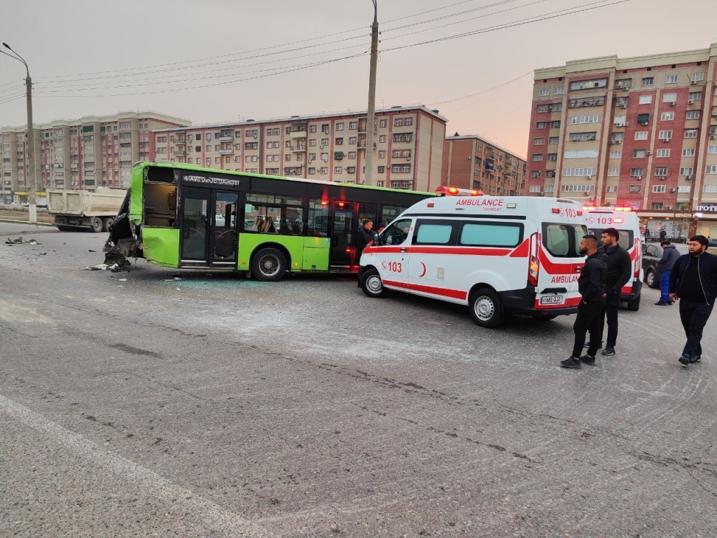 В Ташкенте произошла авария с участием автобуса и грузовика, три человека пострадали