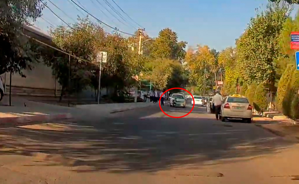 В Ташкенте водительница сбила третьеклассника возле школы. Видео 