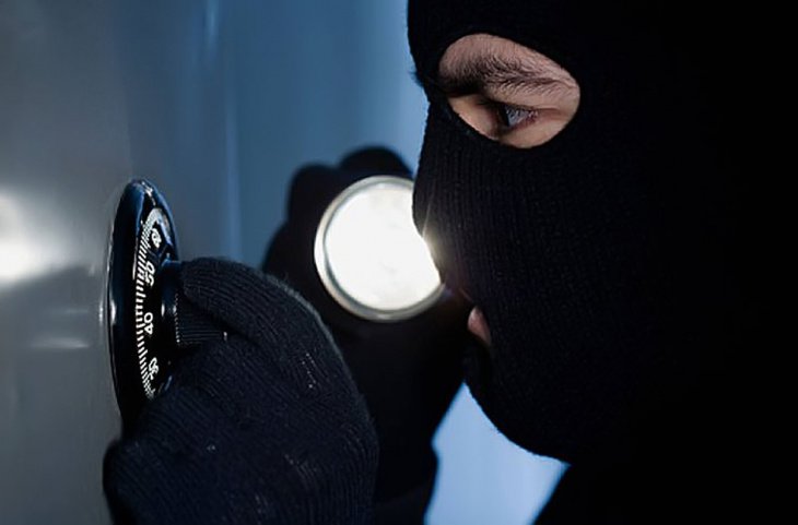 Ограбление по-американски в Ташкенте: двое в масках украли из частного дома сейф с валютой  
