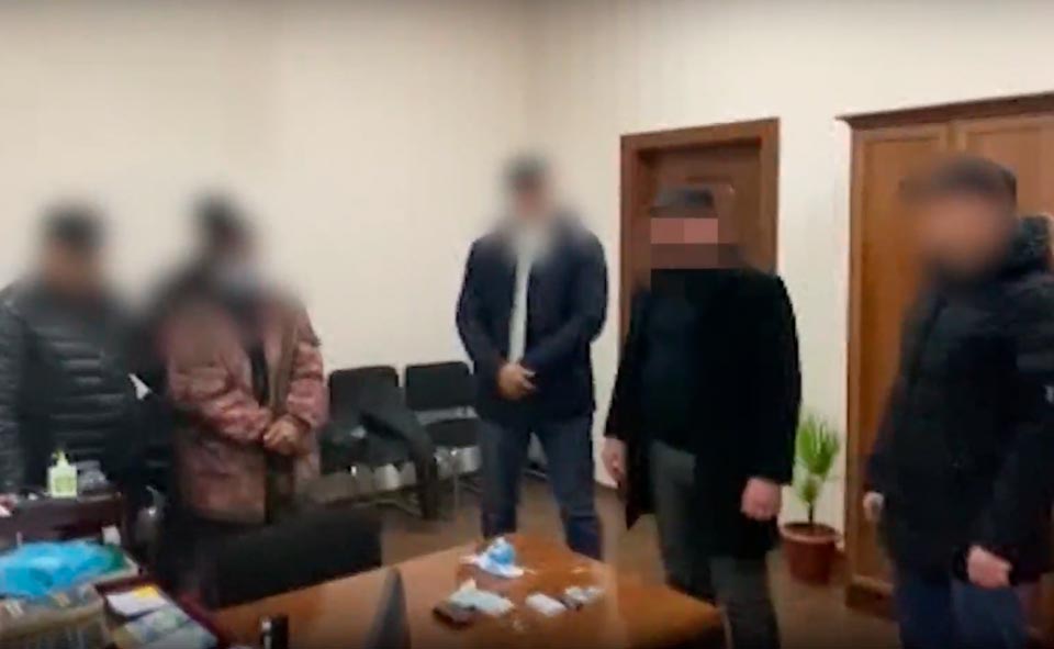 При получении взятки задержан начальник отдела строительства Сырдарьинского района и его сообщник 