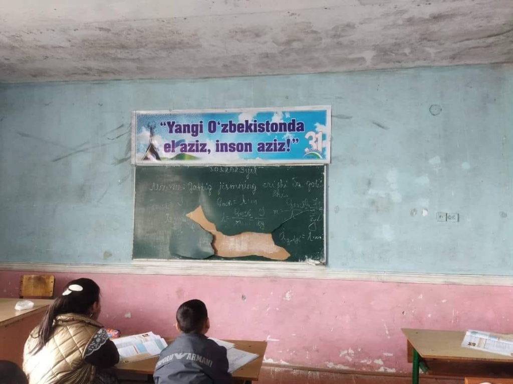 Школьники в Самаркандской области учатся в убогих классах с дырявой доской, но зато с пафосными лозунгами 