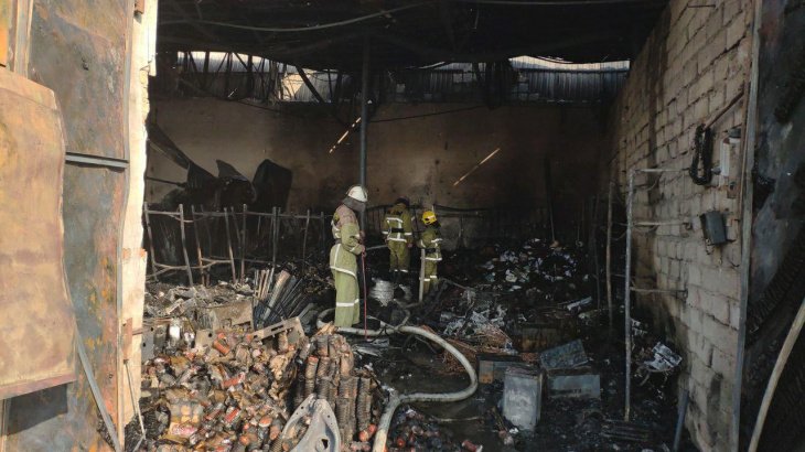 В Юнусабадском районе столицы сгорели два склада 