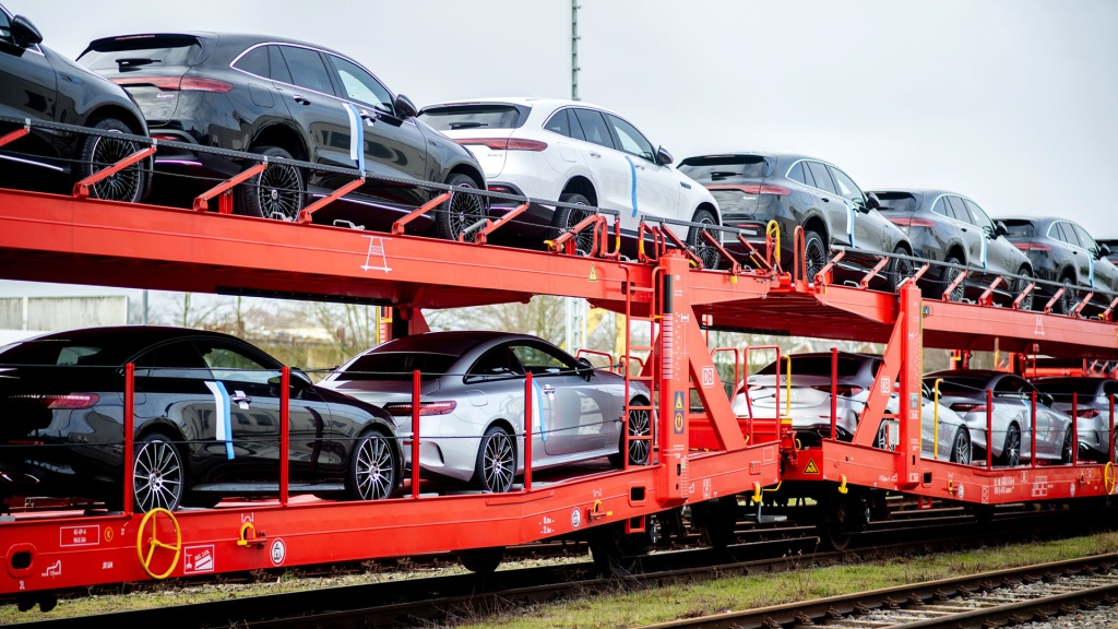 Китай отправил в Узбекистан контейнерный поезд с 260 электромобилями и гибридами 