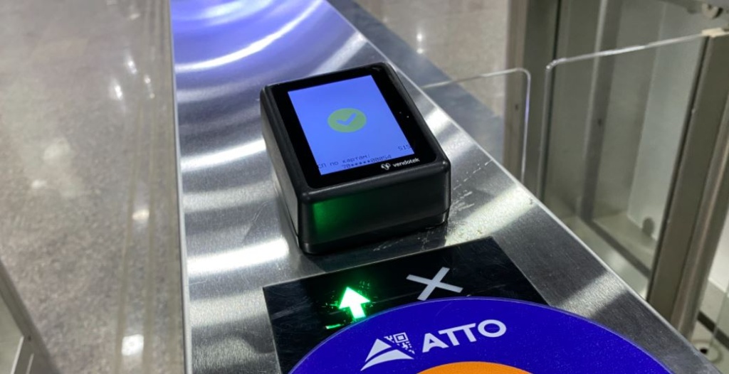 Жители Ташкента сообщили о странных списаниях за проезд в метро. ATTO ответил на жалобы