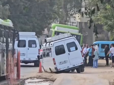 В Ташкенте проводится проверка после провала автобуса и маршрутки в грунт. Видео