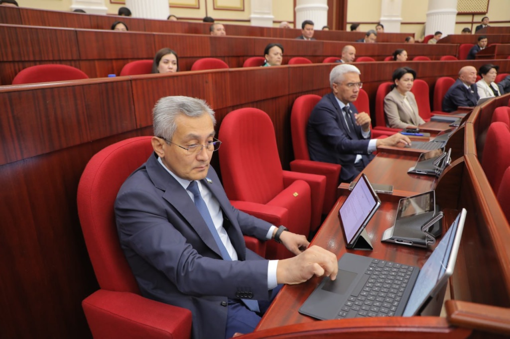 Депутаты приняли проект закона о запрете съемки узбекистанцев без согласия