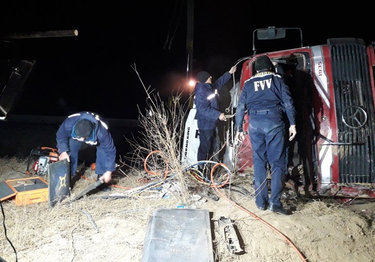 Чудом без погибших: в Сырдарьинской области грузовик Mercedes съехал с дороги и опрокинулся