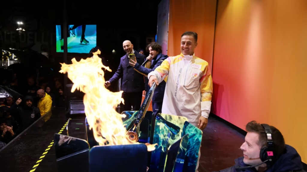 Фабио Каннаваро пронес олимпийский огонь по улицам родного Неаполя