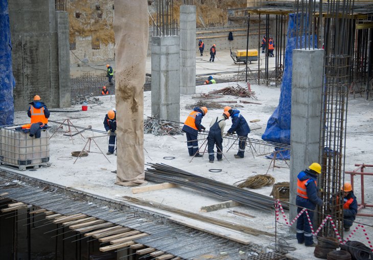 Под Петербургом на рабочего из Узбекистана упала бетонная плита