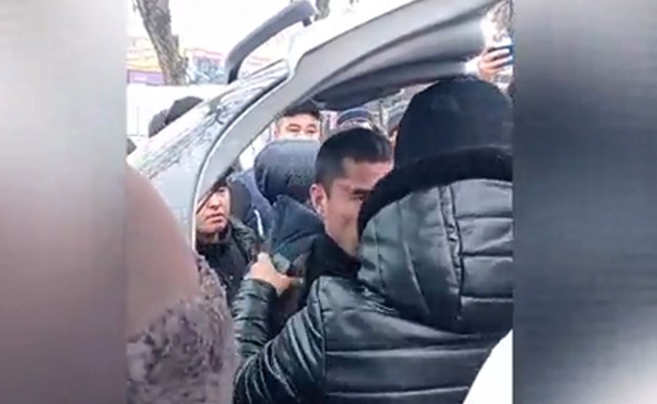 В Андижанской области мужчине пытались устроить самосуд за съемку нарушений ПДД. При этом сам он утверждает, что просто делал фото цен на рынке  