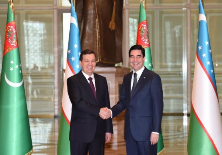 Мирзиёев поблагодарил туркменского лидера за открытие памятника Исламу Каримову