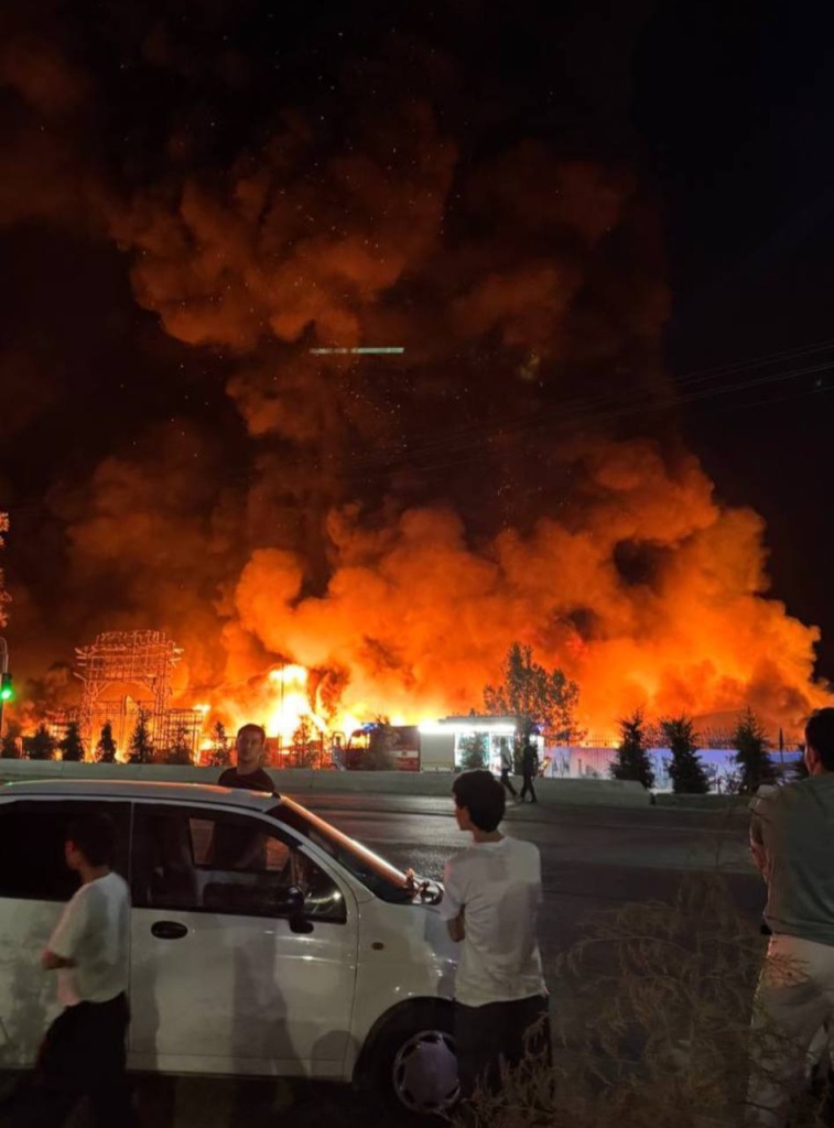В Ташкентской области сгорел рынок "Уч кахрамон". Видео