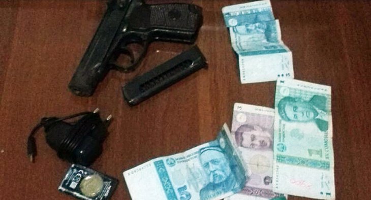 Узбекские силовики задержали таджикского наркокурьера с оружием