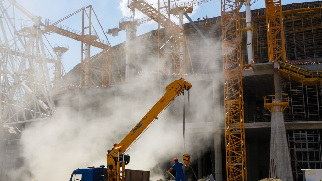 Стройкомпании предупредили о штрафах и приостановке работ за загрязнение воздуха