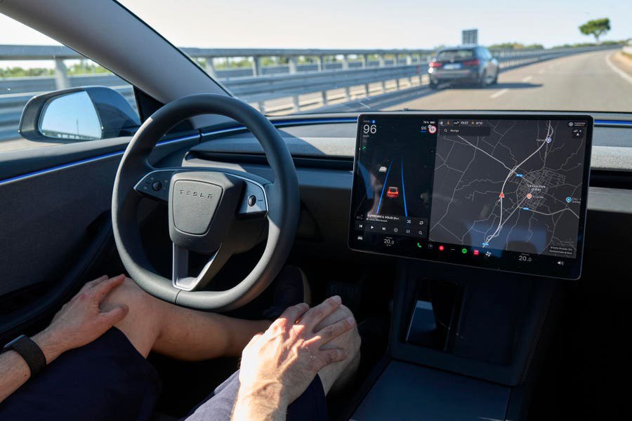 В США начали расследование в отношении Tesla после сообщений об опасных маневрах автопилота. Видео