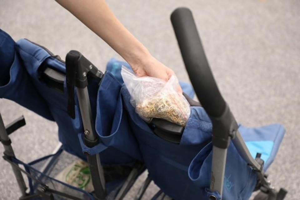 Контрабандист в аэропорту Ташкента пытался провезти ювелирные изделия в коляске с ребенком 