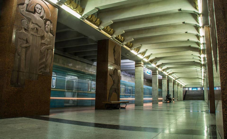 В Ташкентском метро произошел новый инцидент. Испуганные пассажиры пытались выбраться из поезда