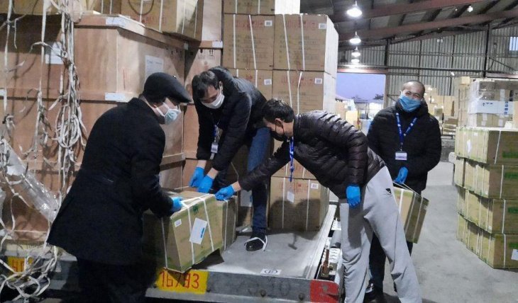 Китай отправил в Узбекистан крупную партию медикаментов для лечения коронавируса 