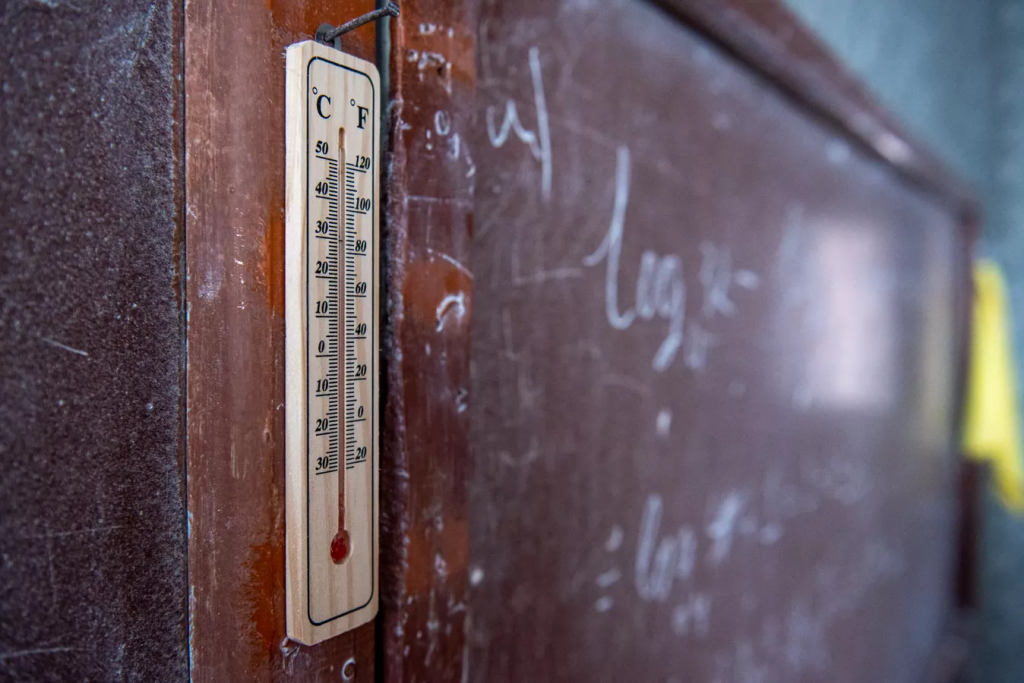 Температура в учебных помещениях должна быть +21 градус – СЭС