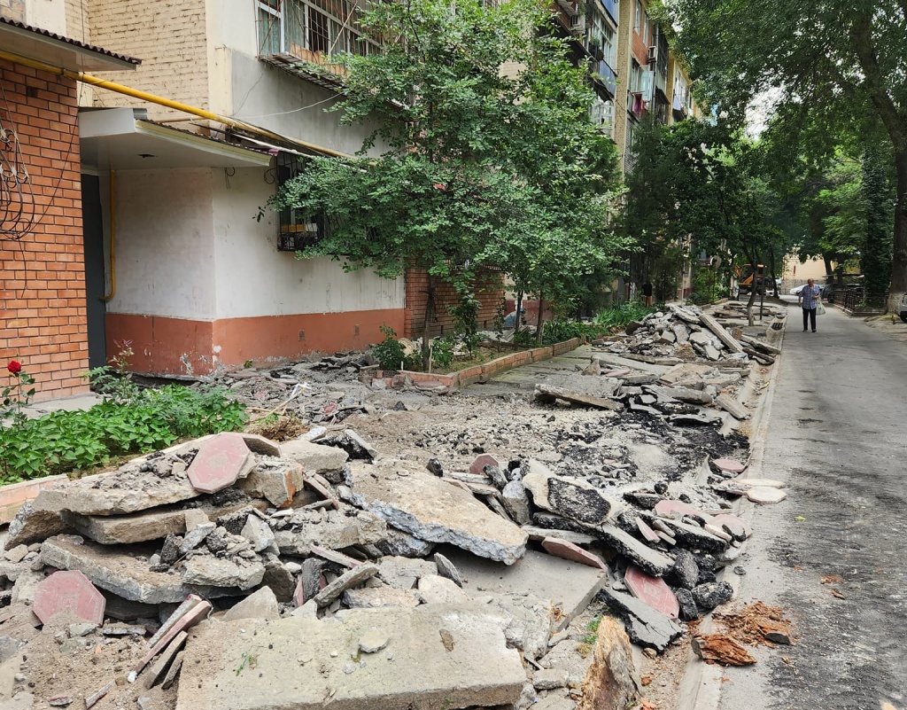 На Учтепе в рамках "Обод махалли" разрушили облагороженные дворы, чтобы благоустроить их заново