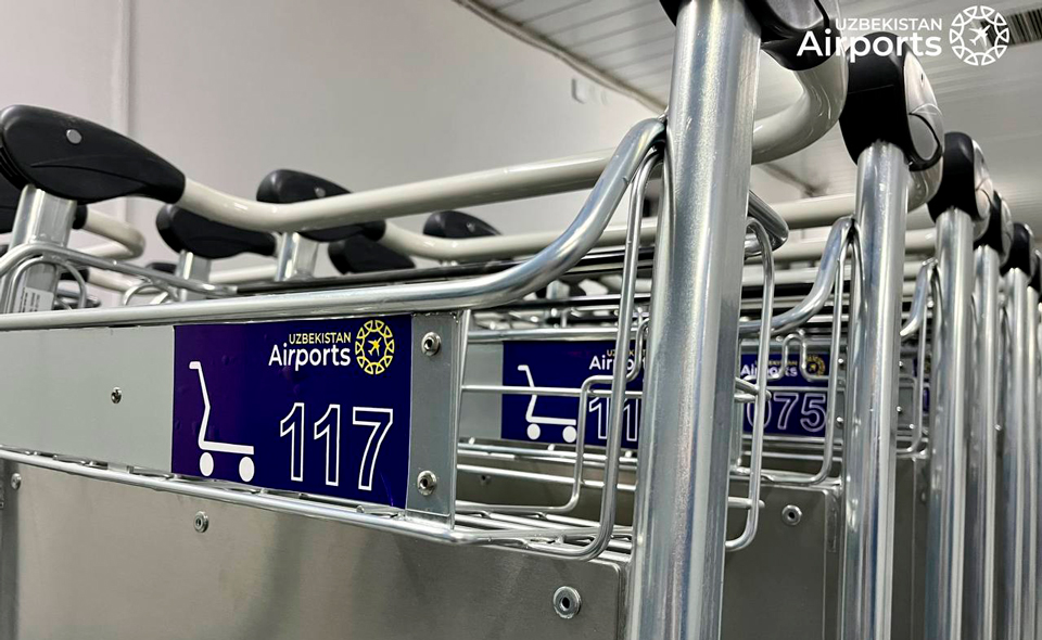 Ташкентский аэропорт получил новые багажные тележки
