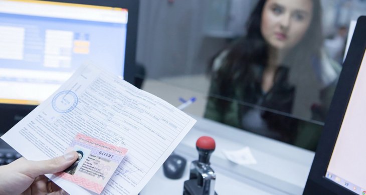 В России всех иностранцев обяжут проходить дактилоскопию и получать электронный ID
